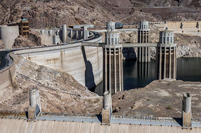Image of Hoover Dam in Nevada shows "bathtub ring" where water used to be